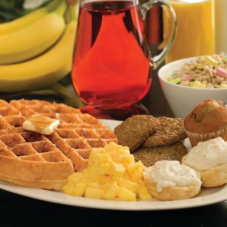 Pear Tree Inn Макалън Екстериор снимка